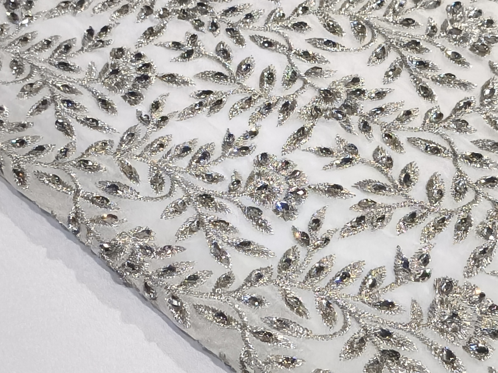 Georgette Bordado Hojas Blanco  Plata