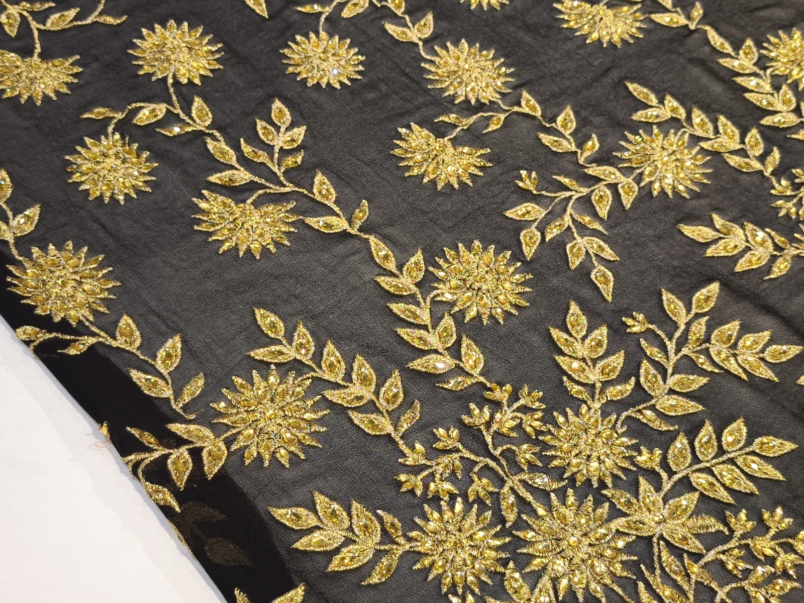 Georgette Bordado Negro Flor Cristal Oro