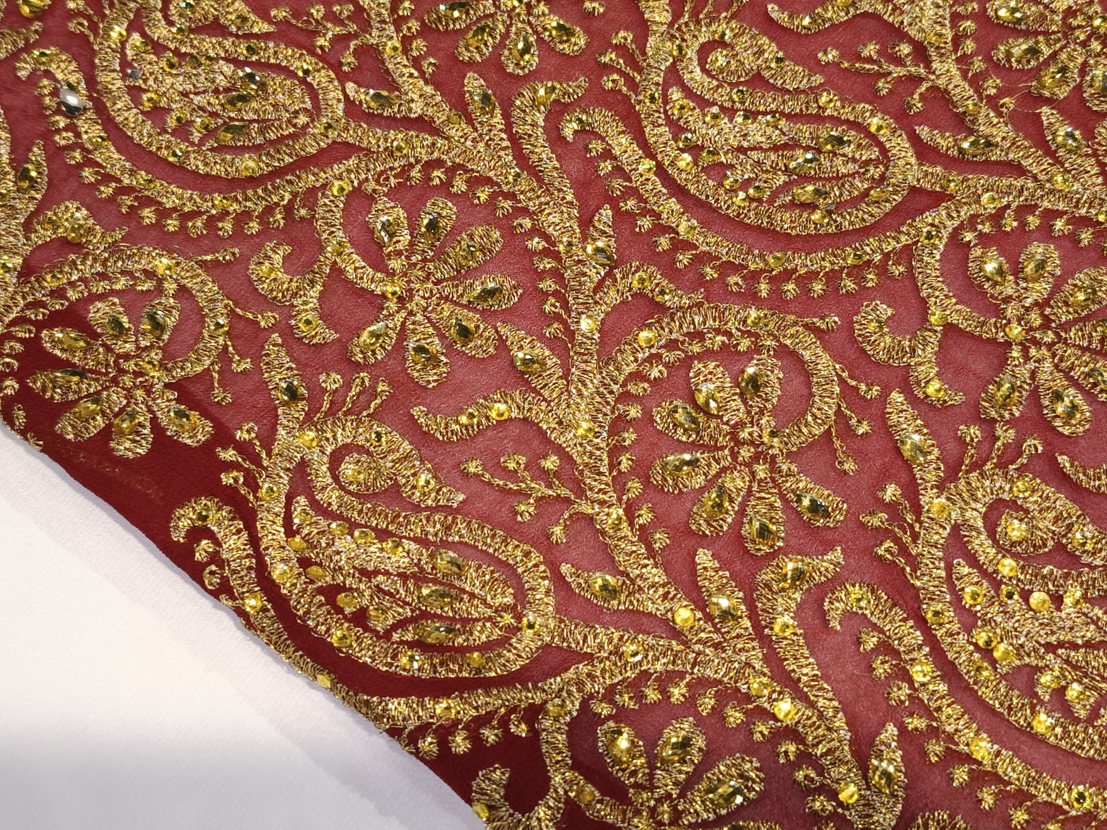 Georgette Bordado Burdeos Cachemire Oro
