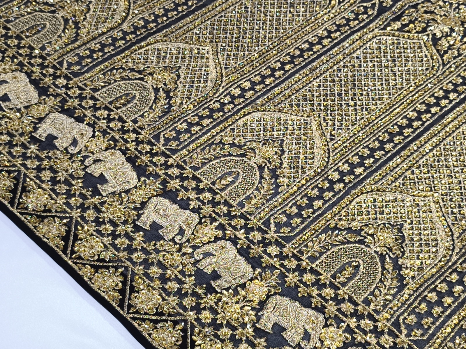 Georgette Bordado Elefantes Negro Oro