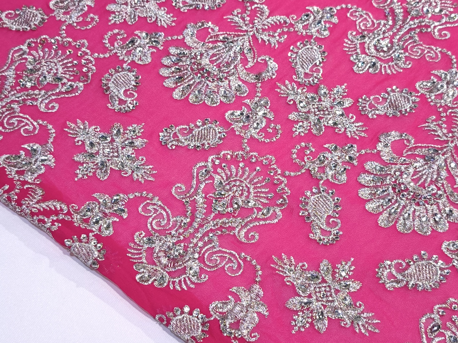 Georgette Bordado Rey Fuxia Plata